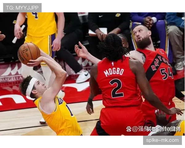 奥斯汀·里夫斯通过三分投射提升球队关键时刻得分效率